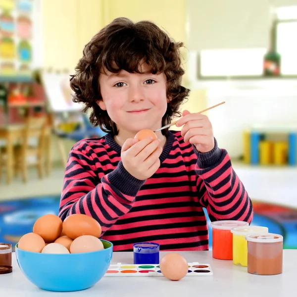 Pintando huevos de Pascua en la escuela — Foto de Stock