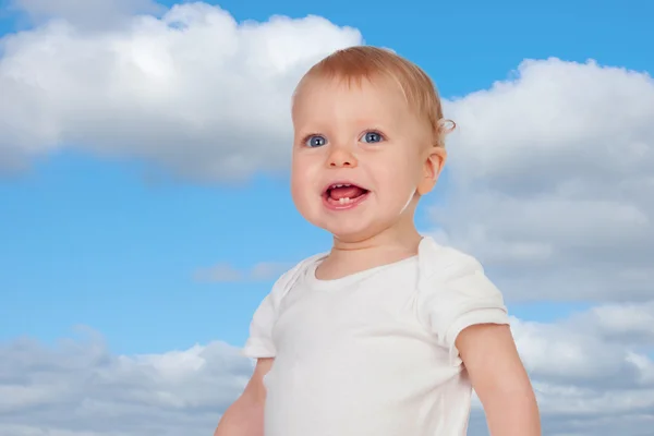 Bedårande blonda barn med två små tänder — Stockfoto