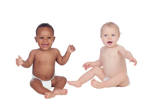 Couple de bébés africains et caucasiens en couche assise — Photo