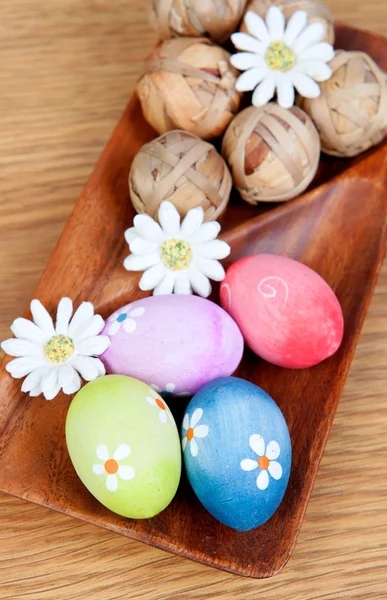 Easter eggs decorated with daisies — Stock Photo, Image