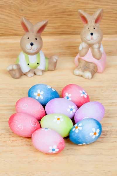 Funny rabbits ceramic with Easter eggs decorated with daisies — Stock Photo, Image