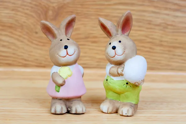 Keramische konijnen met ei een een bloem — Stockfoto