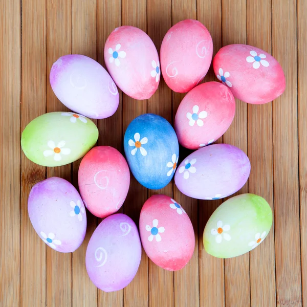 Easter eggs decorated with daisies — Stock Photo, Image