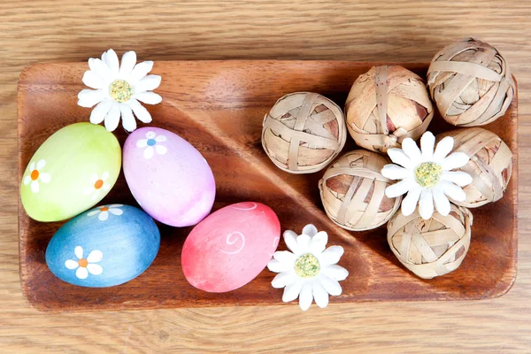 Пасхальные яйца, украшенные ромашками — стоковое фото