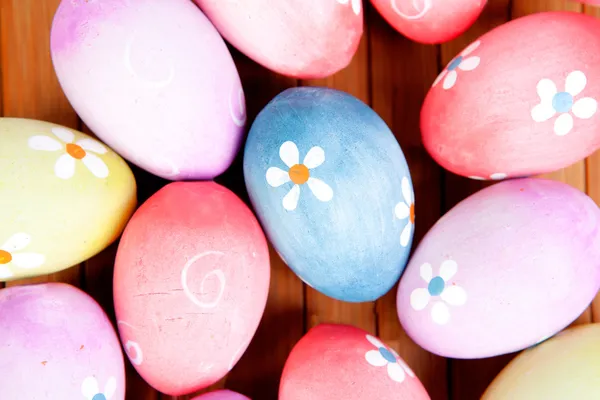 Easter eggs decorated with daisies — Stock Photo, Image