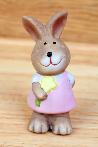 Pâques. Lapin en céramique avec une fleur — Photo