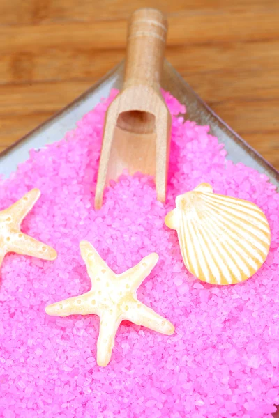 Желтое мыло на розовых солях для ванн — стоковое фото