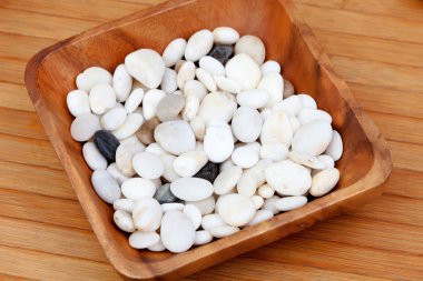 küçük nehir beyaz taşlar