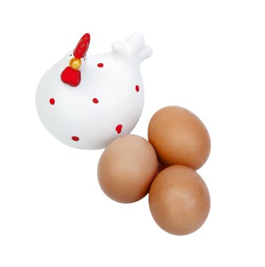 zarif seramik tavuk ile üç kahverengi yumurta
