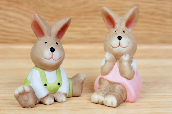 Pasen tijd. grappige keramische konijnen — Stockfoto