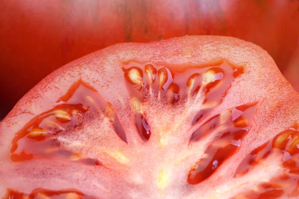 Close-up de um tomate rachado tomate cercado — Fotografia de Stock
