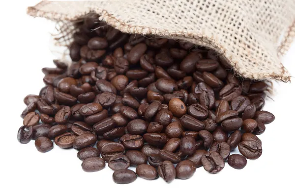 Säckchen mit gerösteten Kaffeebohnen — Stockfoto