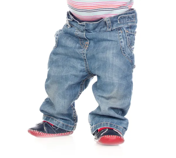 Foto de um bebê de pé na cintura para baixo — Fotografia de Stock