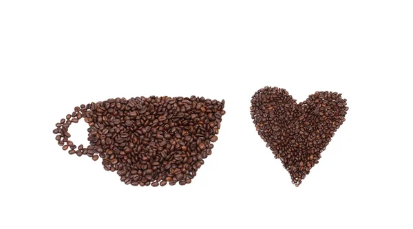 Κόκκους καφέ που αποτελούν μια καρδιά και ένα φλιτζάνι καφέ — Φωτογραφία Αρχείου