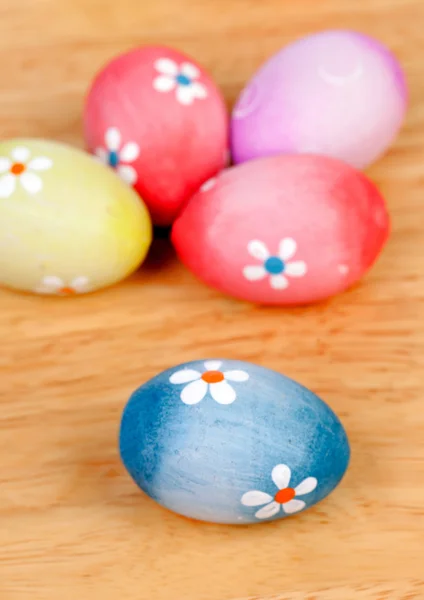 Easter eggs decorated with daisies — Stock Photo, Image