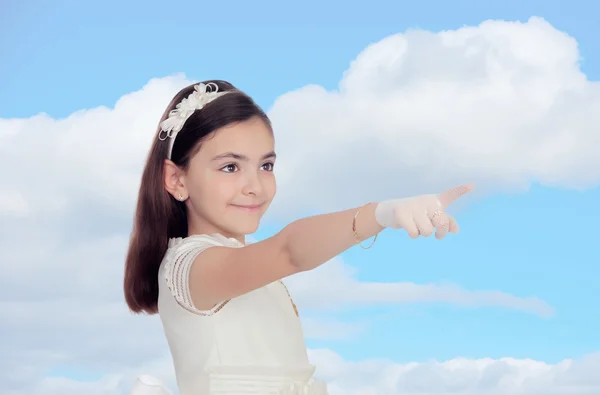 Adorável menina vestida em comunhão — Fotografia de Stock