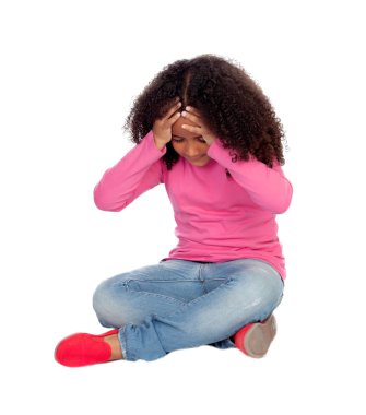 sevimli küçük Afrikalı kız baş ağrısı ile 