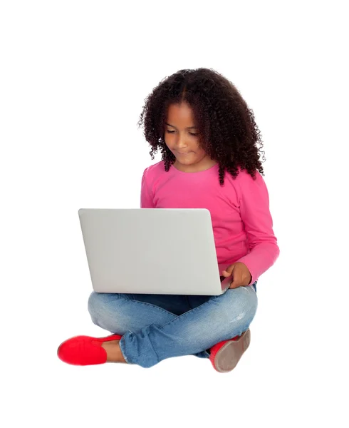Afrikanisches kleines Mädchen mit Laptop — Stockfoto