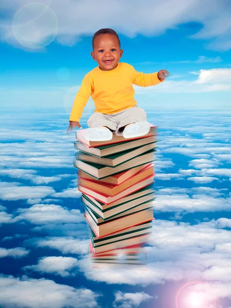 Bébé africain assis sur une pile de livres — Photo