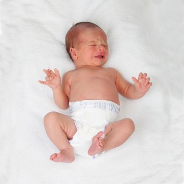 sevimli bebek yenidoğan ağlıyor