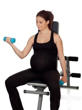 hamile kadın spor salonunda ağırlık kaldırma