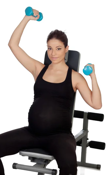 Gravid kvinna lyfta vikter i gymmet — Stockfoto