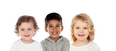 Üç farklı çocuk birlikte beyaz bir arka planda izole edilmiş. 