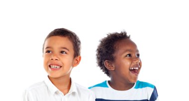 İki çocuk beyaz bir arka planda izole bir şekilde yukarı bakıyor.