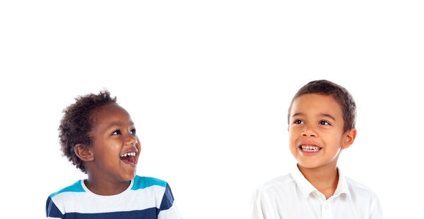 Двое детей, выглядывающих изолированными на белом фоне