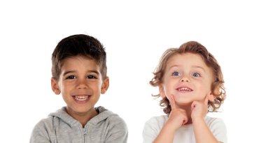 İki düşünceli çocuk beyaz bir arkaplanda izole bir şekilde yukarı bakıyor.