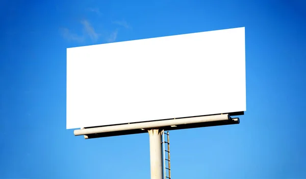 Cartelera Grande Blanco Con Cielo Azul Como Fondo — Foto de Stock