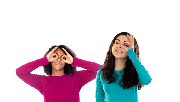Twee Vrolijke Tiener Meisjes Kijken Door Haar Handen Als Een — Stockfoto