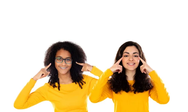 Duas Adolescentes Alegres Apontando Para Olhos Conceito Saúde Visão — Fotografia de Stock