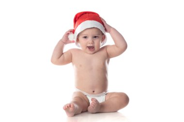 Beyaz arka planda izole edilmiş Noel şapkası takan mutlu bir bebek.