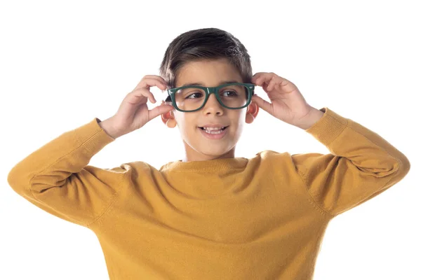拉丁小男孩戴着眼镜 穿着黄色T恤 背景是白色的 — 图库照片