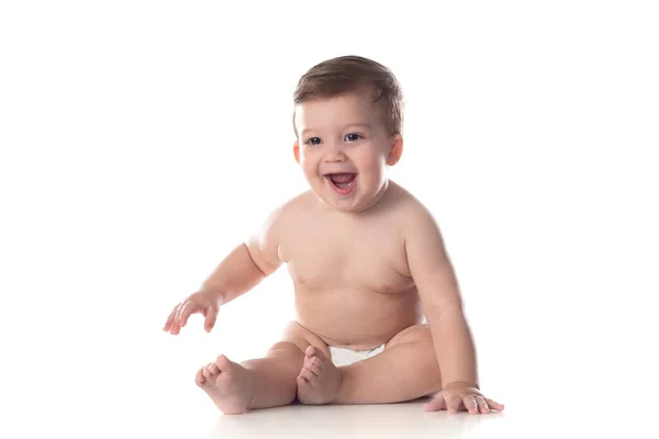 穿着尿布的可爱婴儿看着被白色背景隔离的相机 — 图库照片