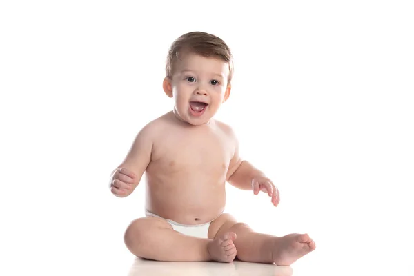 Bebê Bonito Fralda Olhando Para Câmera Isolada Fundo Branco — Fotografia de Stock