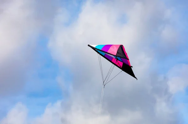 青い空を飛ぶカラフルな凧 — ストック写真