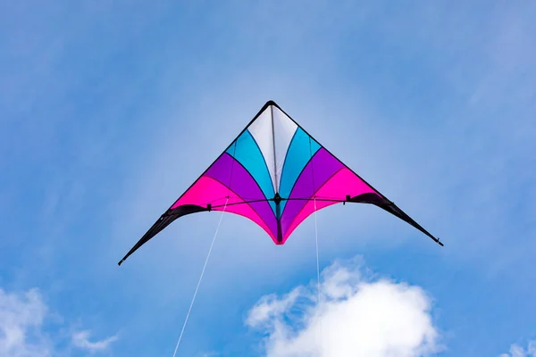 Cerf Volant Coloré Volant Dans Ciel Bleu — Photo