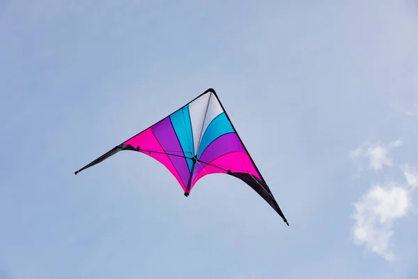 Cerf Volant Coloré Volant Dans Ciel Bleu — Photo