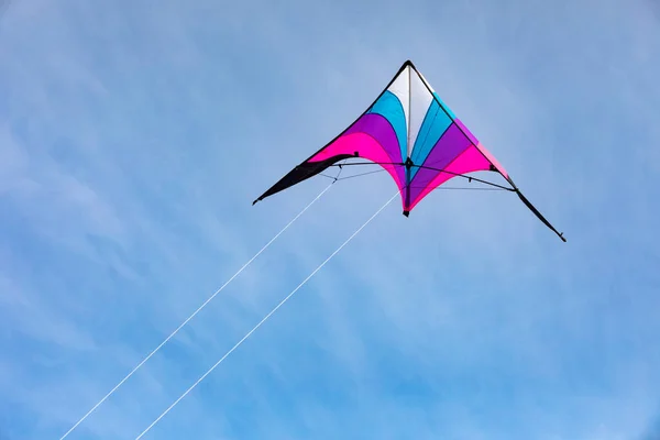 五彩缤纷的风筝在蓝天中飞翔 — 图库照片