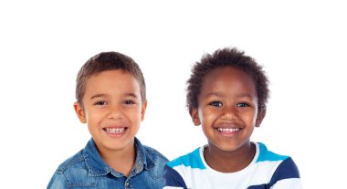 Beyaz arka planda izole edilmiş iki sevimli çocuk kameraya bakıyor.