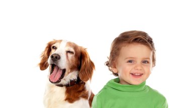 Beyaz bir arka planda köpeğiyle izole edilmiş şirin bir çocuğun portresi.