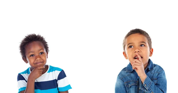 Twee Schattige Kinderen Denken Aan Iets Geïsoleerd Een Witte Achtergrond — Stockfoto