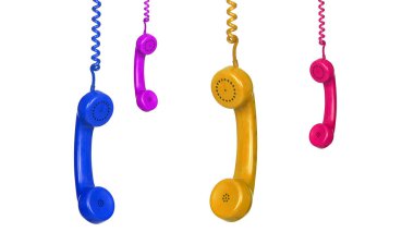 Beyaz arka planda izole edilmiş renkli telefonlar asılı 