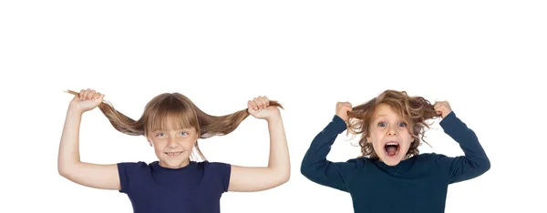 Zwei Aufgeregte Kinder Ziehen Ihre Haare Isoliert Auf Weißem Hintergrund — Stockfoto