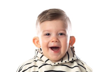 Beyaz arka planda izole edilmiş, gülümseyen küçük bebek.