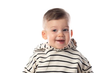 Beyaz arka planda izole edilmiş, gülümseyen küçük bebek.