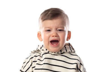 Beyaz bir arka planda yalnız başına ağlayan küçük üzgün bebek.