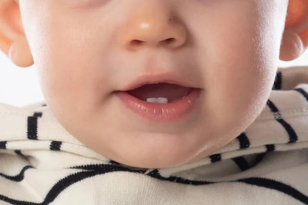 Kleine Lachende Baby Met Twee Nieuwe Tanden Geïsoleerd Een Witte — Stockfoto